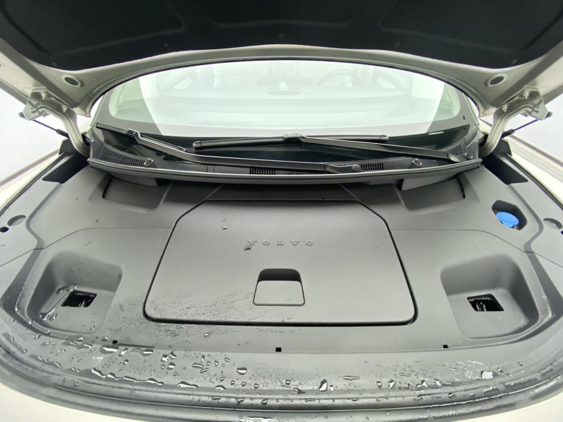 Volvo EM90 2025 Ultra мест