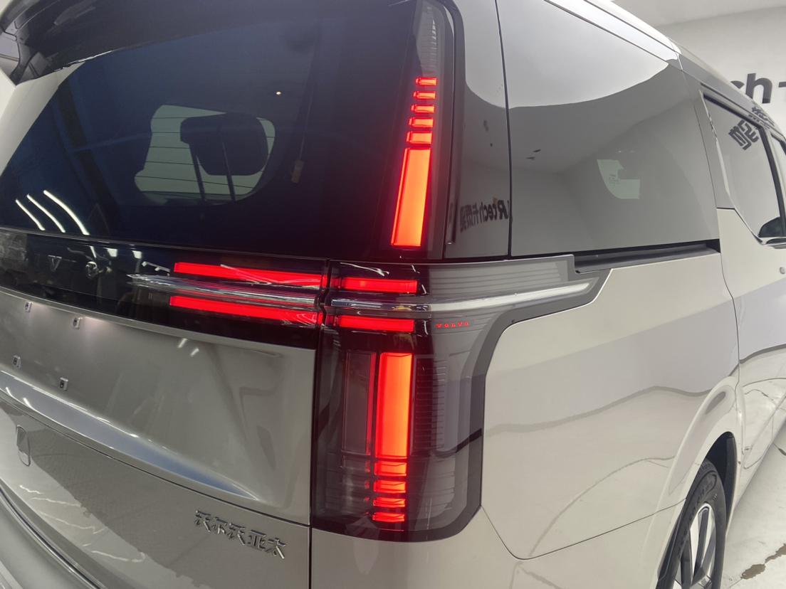 Volvo EM90 2025 Ultra мест