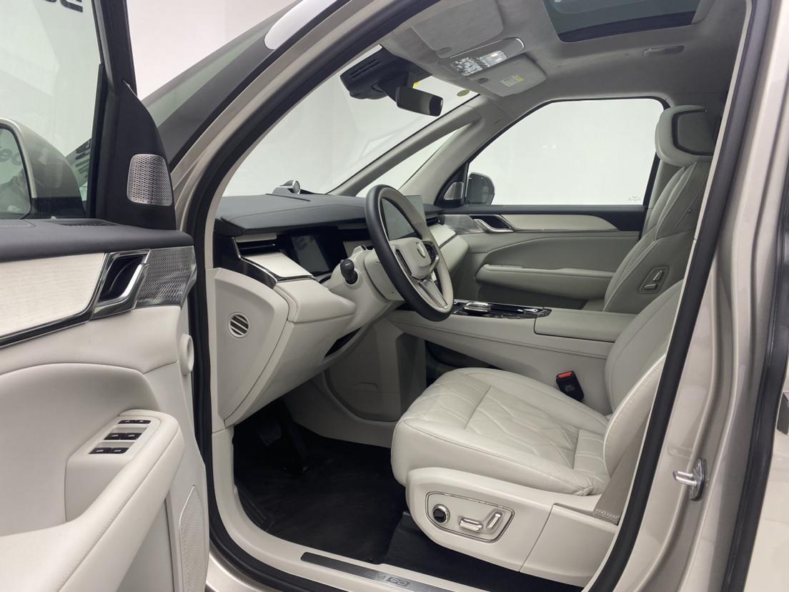 Volvo EM90 2025 Ultra мест