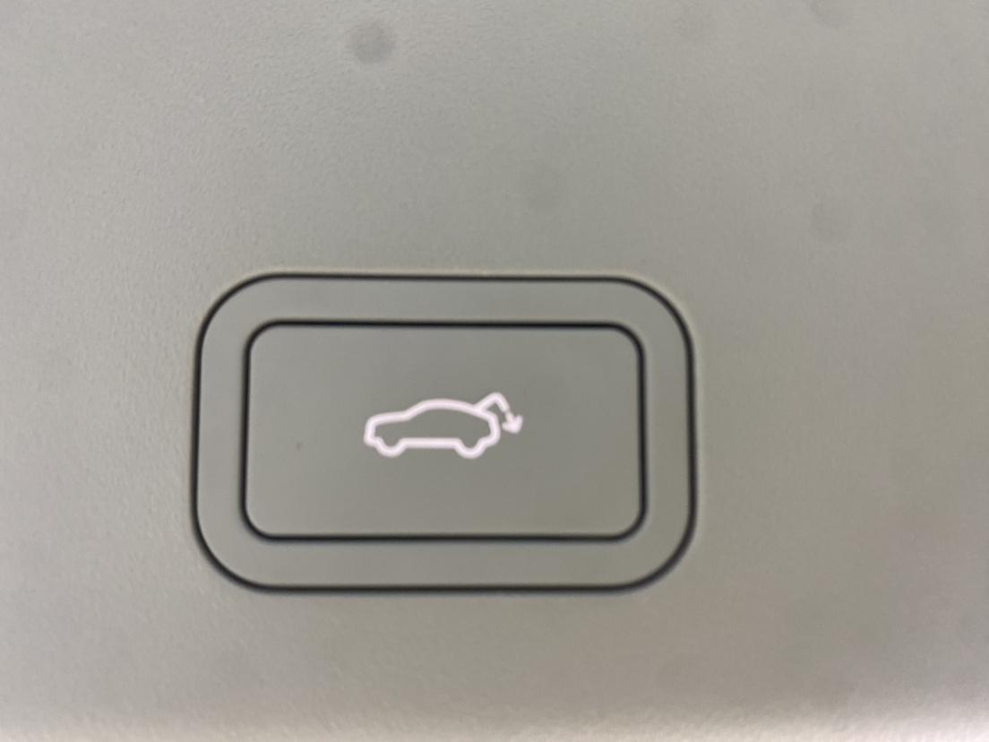 Volvo EM90 2025 Ultra мест