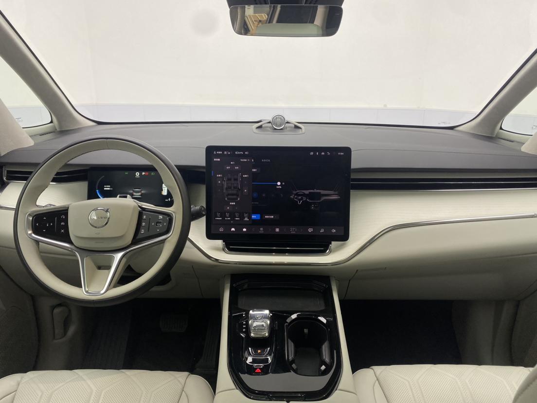 Volvo EM90 2025 Ultra мест