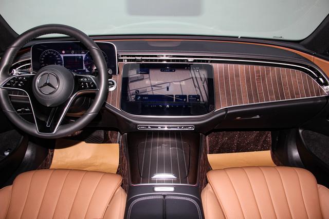 Mercedes-Benz E-Class 2024 E 300 L — фото 11