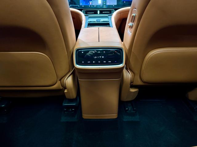 AITO Ask the world M9 2024 Черный из Китая