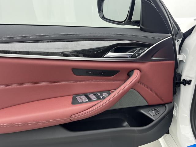 BMW 5 Series 2022 — фото 12