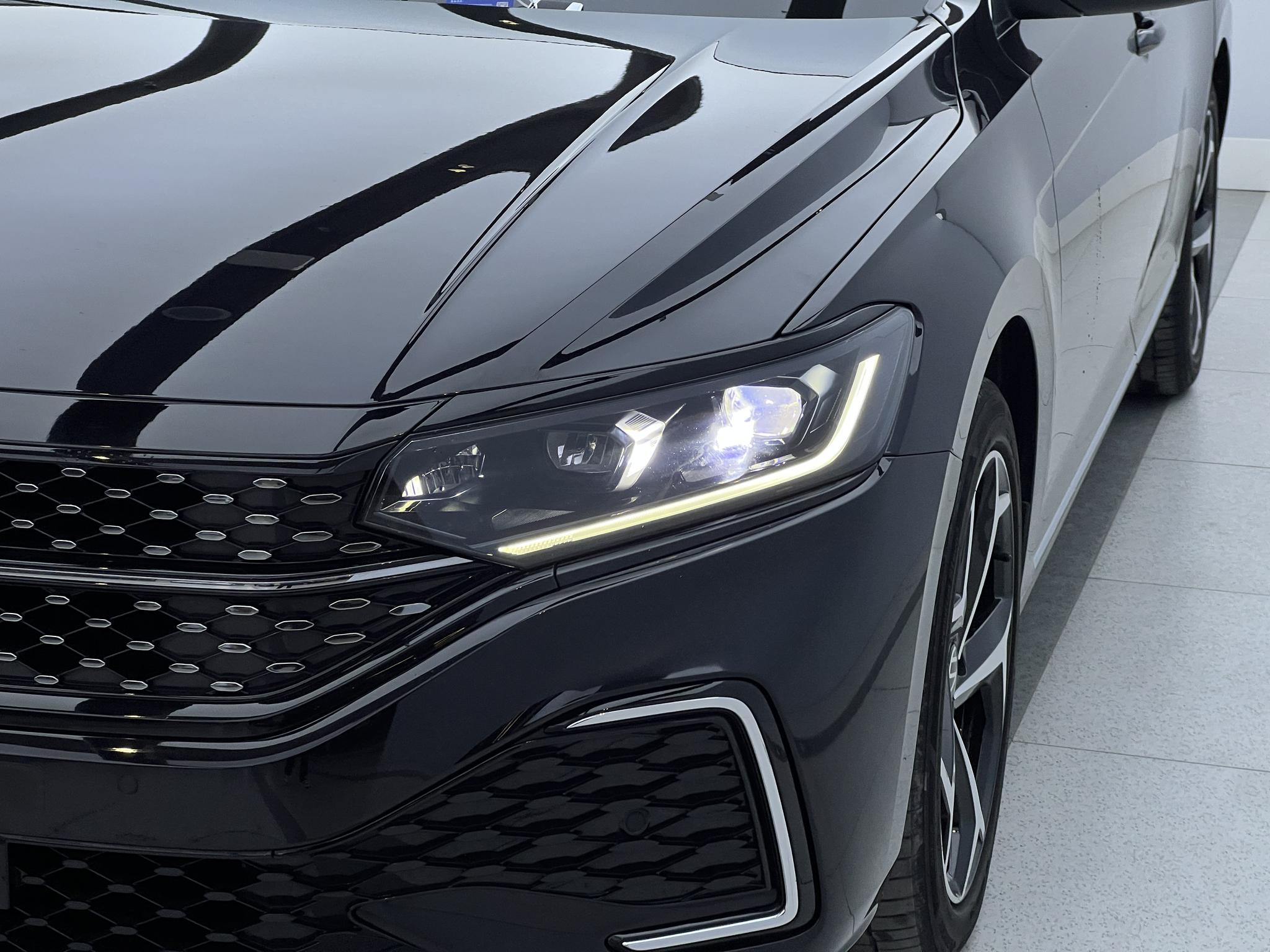 Volkswagen Passat 2024 380TSI