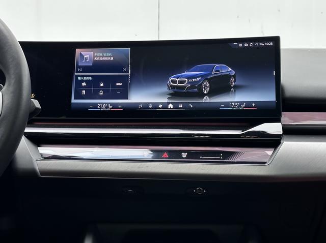BMW 5-Series 2024 530 Li Leading M — фото 18