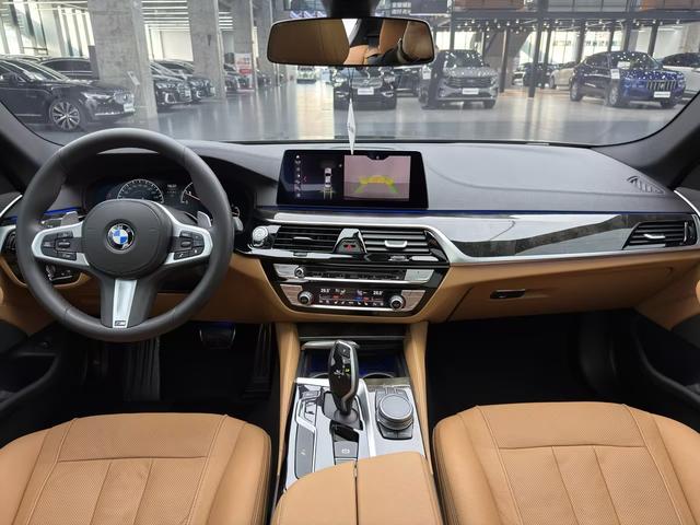 BMW 5 Series 2019 — фото 16