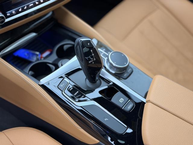 BMW 5 Series 2019 — фото 19