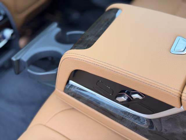 BMW 5 Series 2019 — фото 10