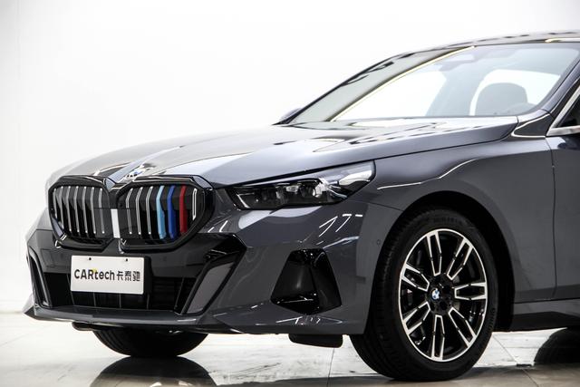 BMW 5-Series 2025 530 Li Leading M — фото 10