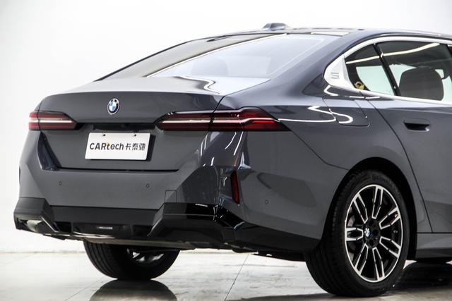 BMW 5-Series 2025 530 Li Leading M — фото 17