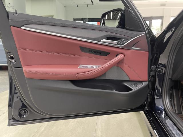 BMW 5-Series 2023 530 Li Leading M — фото 10