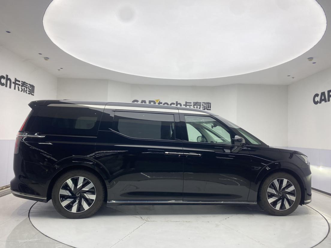 Volvo EM90 2025 Ultra мест