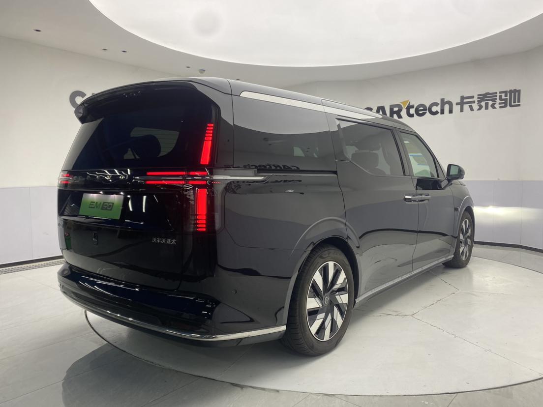 Volvo EM90 2025 Ultra мест