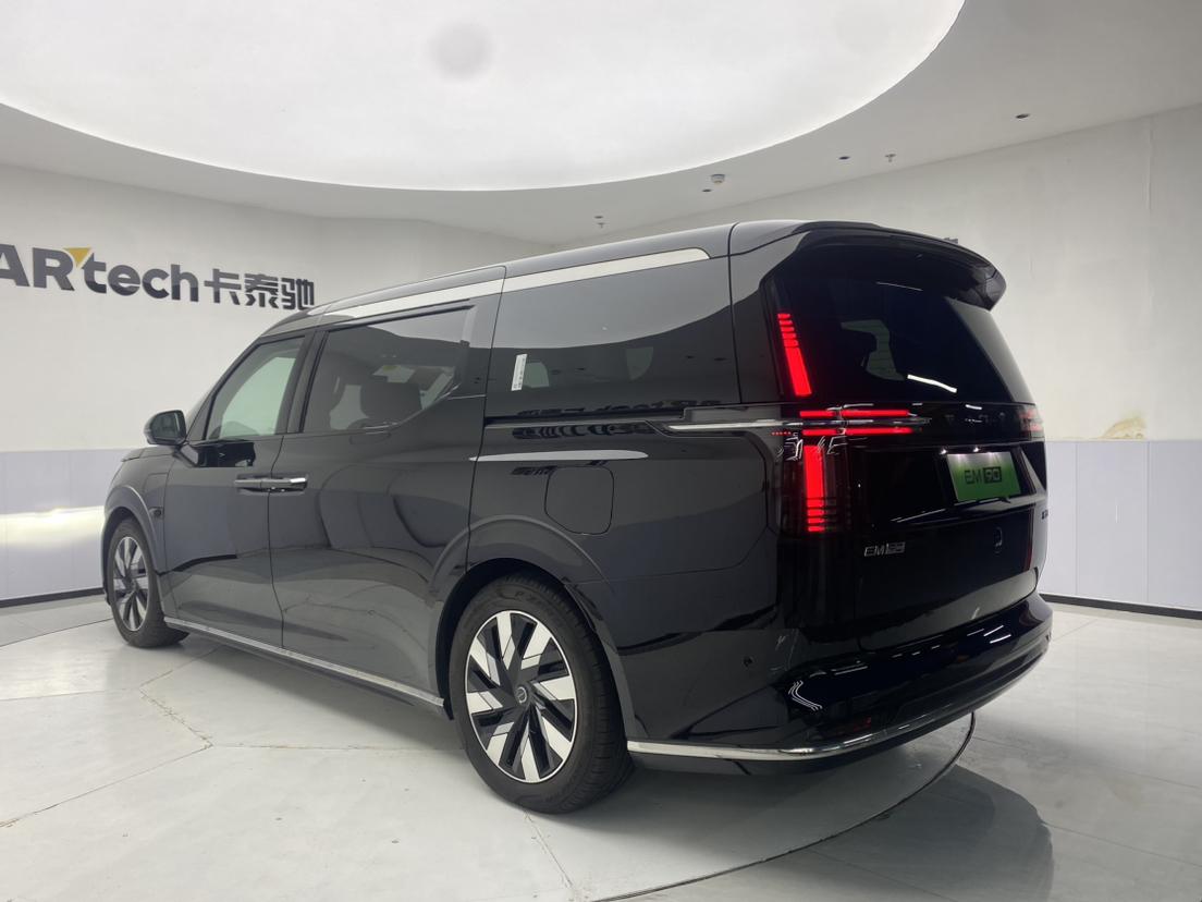 Volvo EM90 2025 Ultra мест