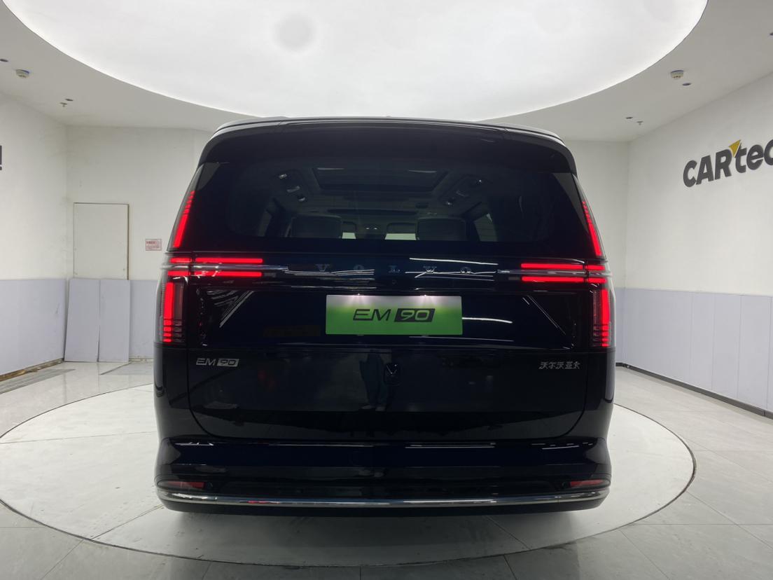 Volvo EM90 2025 Ultra мест