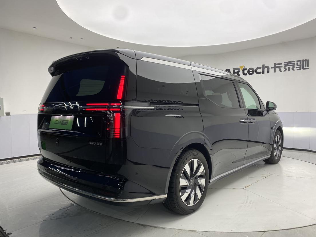 Volvo EM90 2025 Ultra мест