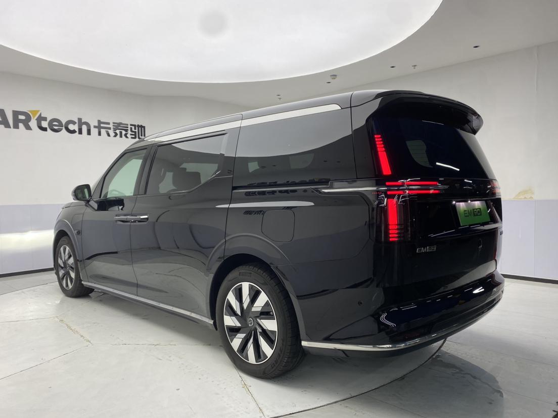 Volvo EM90 2025 Ultra мест