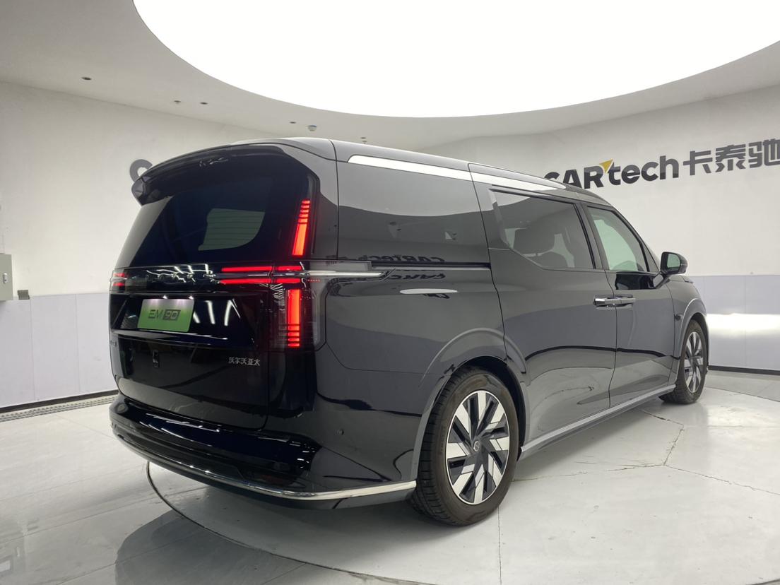 Volvo EM90 2025 Ultra мест