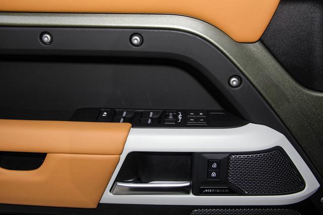 Land Rover Defender 2023 110 3.0 T P 400 — фото 17