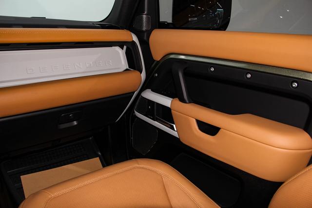 Land Rover Defender 2023 110 3.0 T P 400 — фото 15