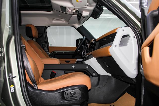 Land Rover Defender 2023 110 3.0 T P 400 — фото 12
