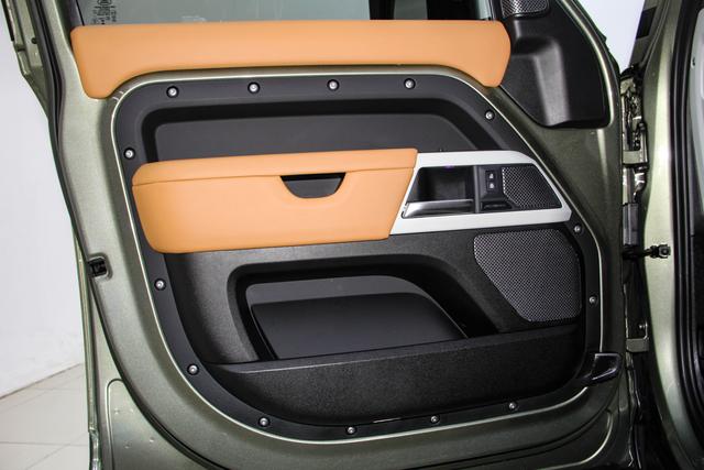 Land Rover Defender 2023 110 3.0 T P 400 — фото 13