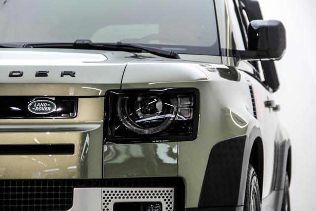 Land Rover Defender 2023 110 3.0 T P 400 — фото 8