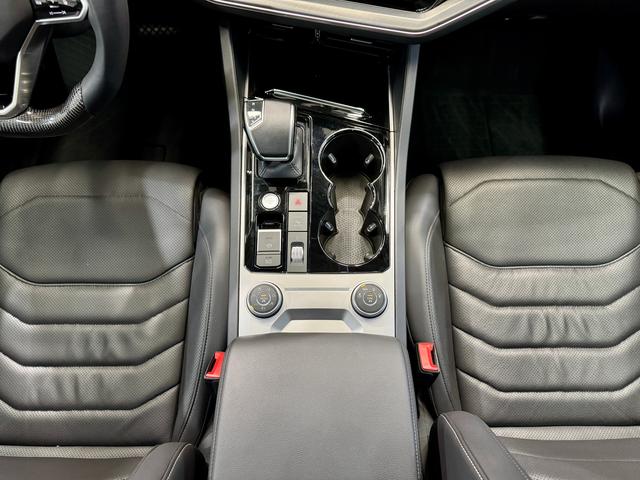Volkswagen Touareg 2022 3.0 TSI — фото 13