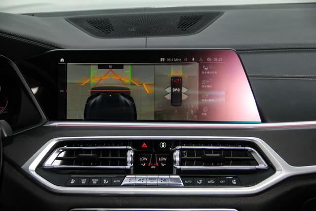 BMW X7 2022 x Drive 40i M — фото 19