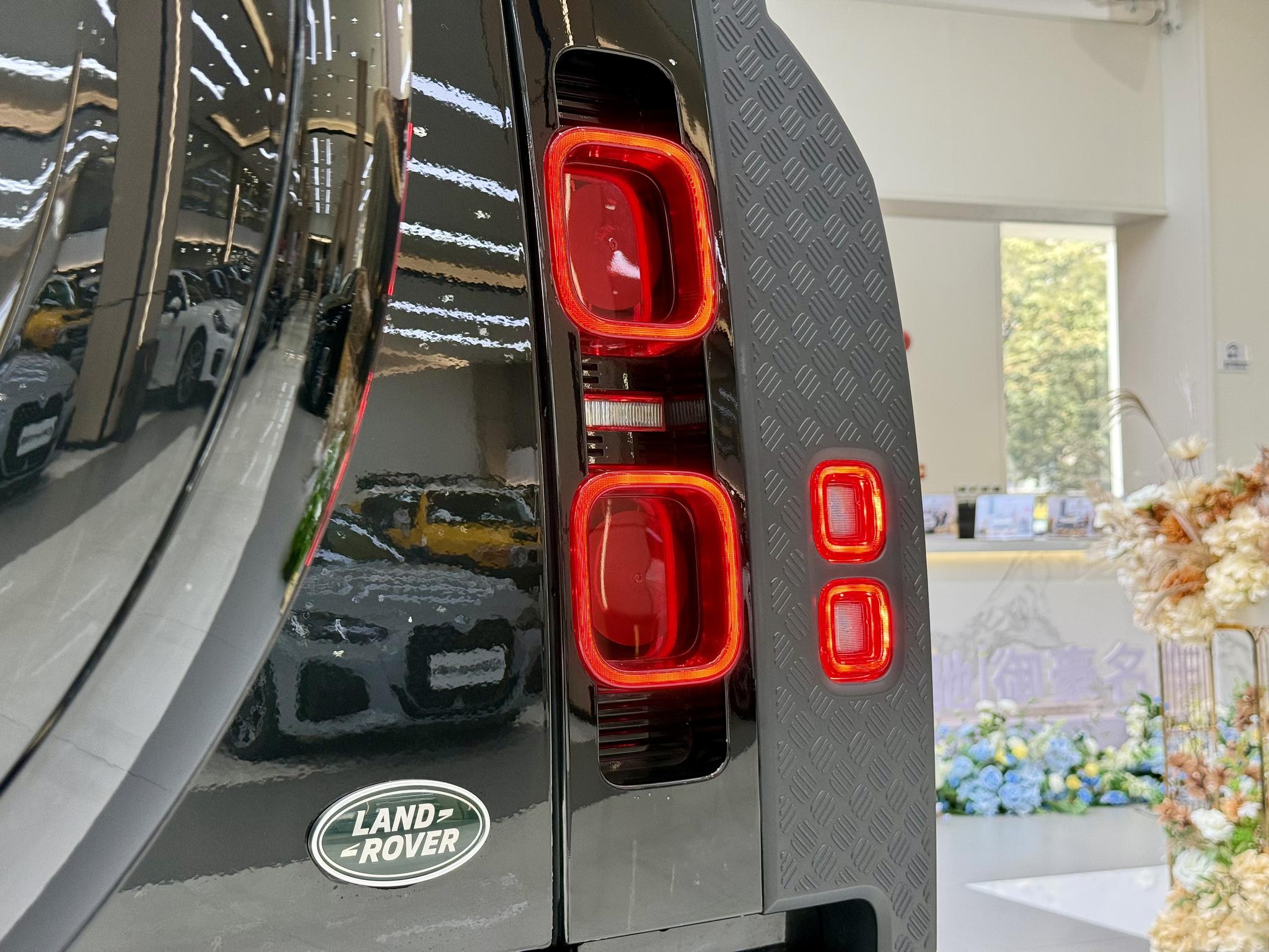 Land Rover Defender 2023 110 3.0T P400