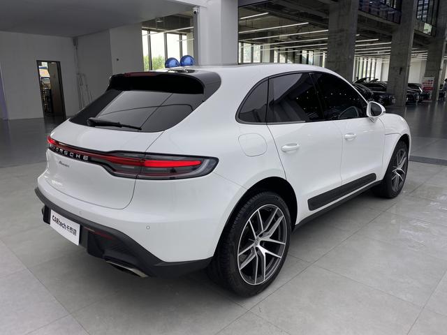 Porsche Macan 2023 Macan 2.0 T — фото 11