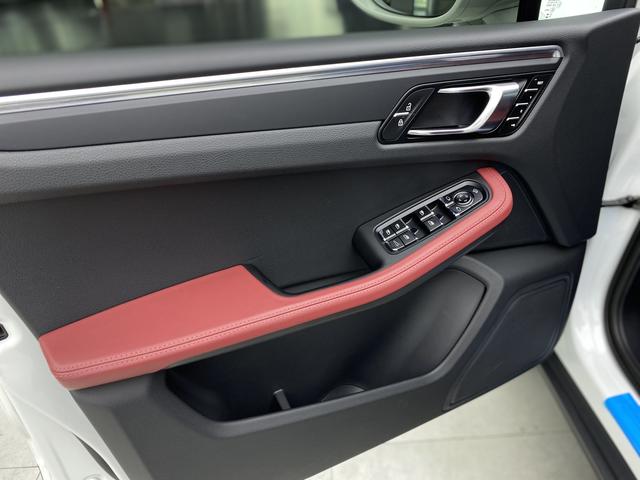 Porsche Macan 2023 Macan 2.0 T — фото 14