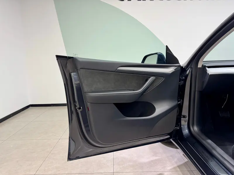 Tesla Model Y — фото 15