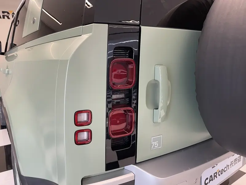 Land Rover Defender — фото 10