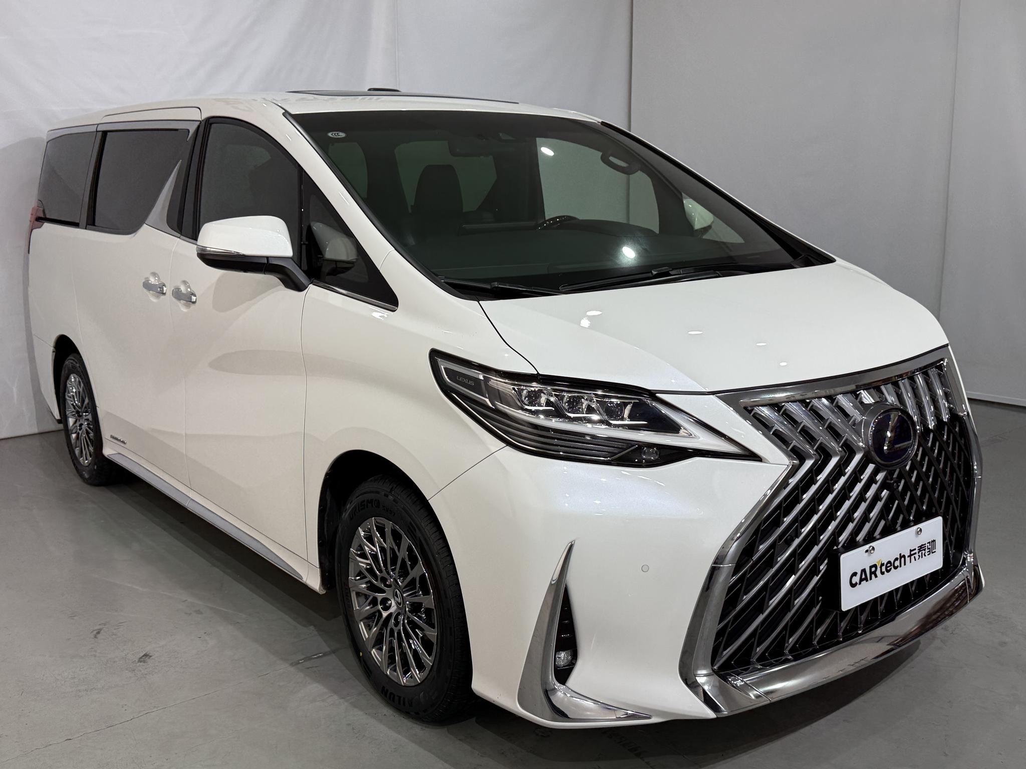 Lexus LM 2020 300h E-Four мест