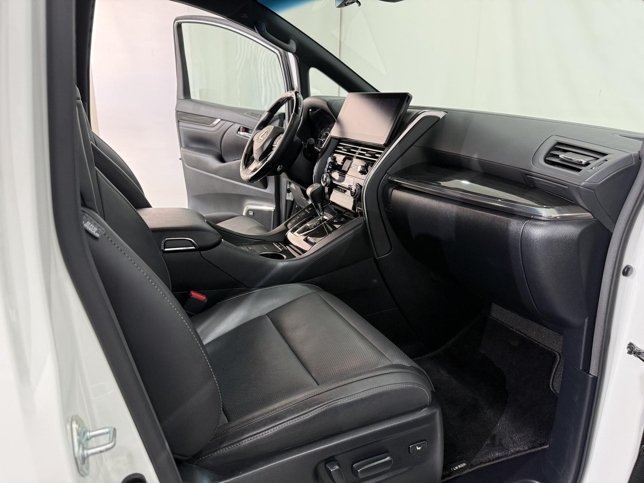 Lexus LM 2020 300h E-Four мест