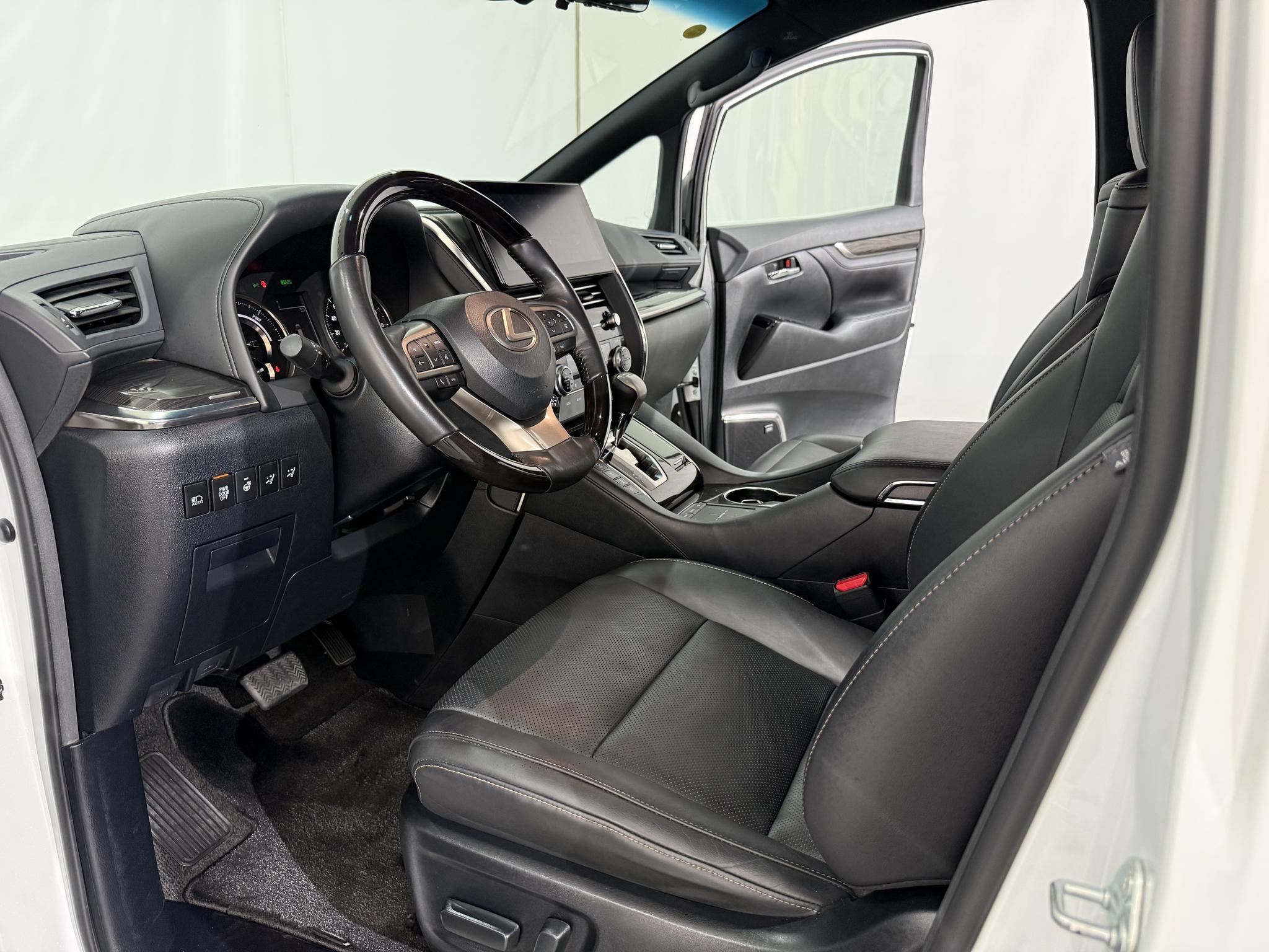 Lexus LM 2020 300h E-Four мест