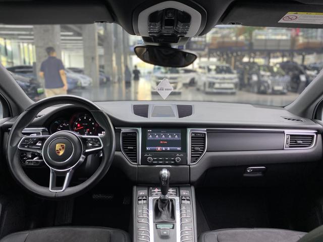 Porsche Macan 2017 — фото 19