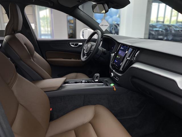 VOLVO XC60 2022 — фото 27