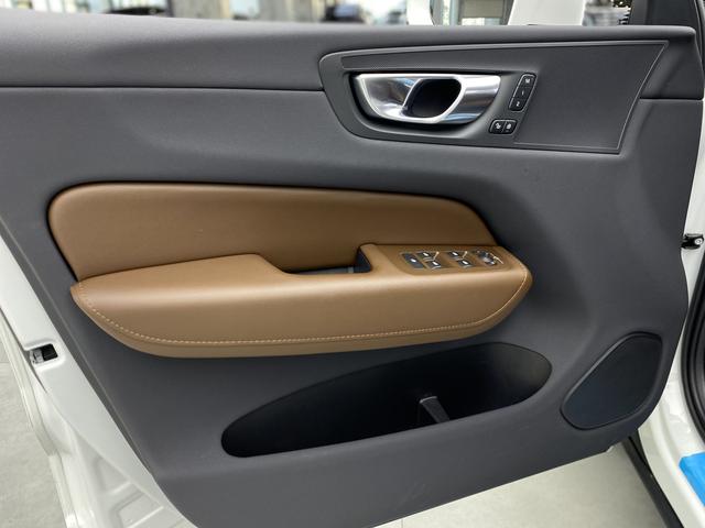 VOLVO XC60 2022 — фото 11
