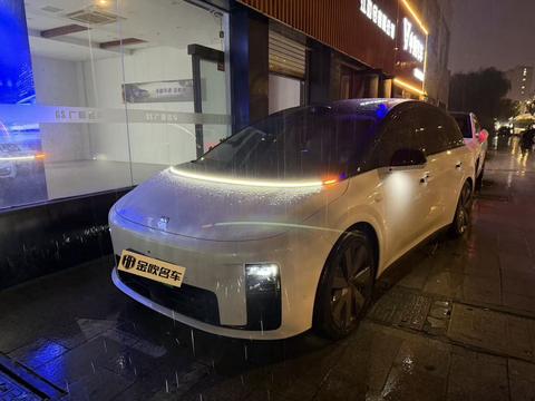 Li Auto i8