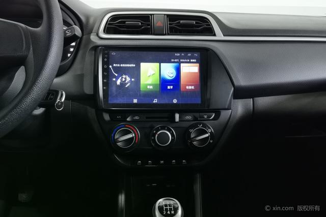 Hyundai Verna 2017 1.4 L MT V — фото 14
