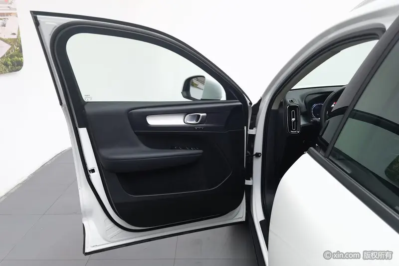 Volvo XC40 — фото 16