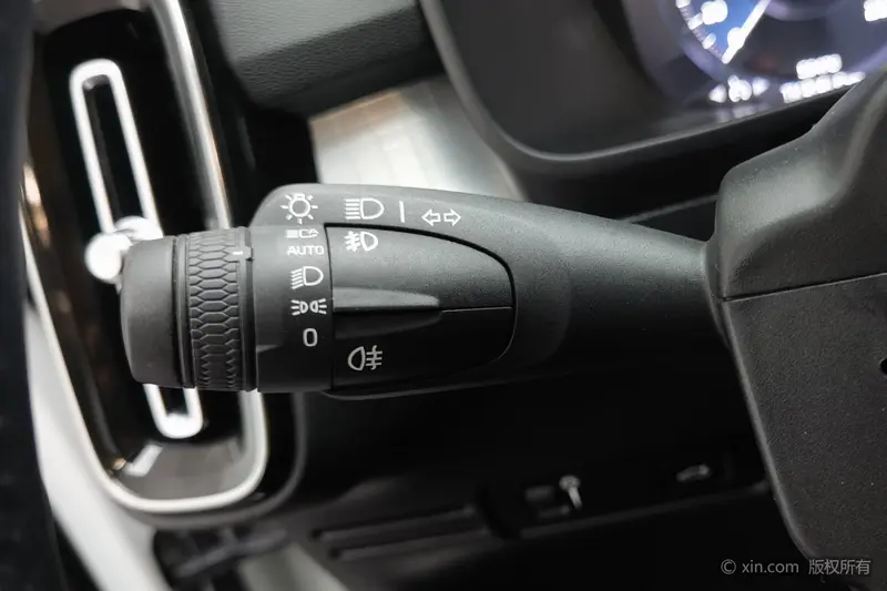 Volvo XC40 — фото 11