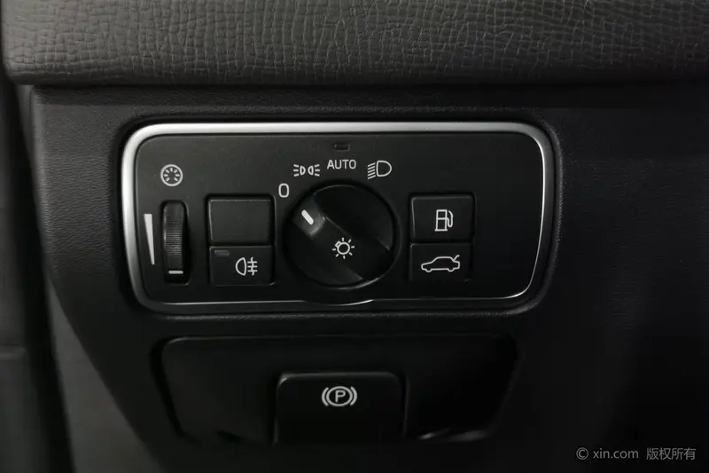 Volvo XC60 — фото 11