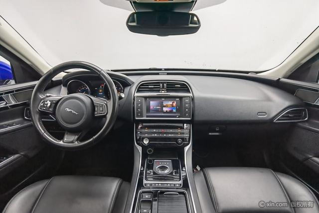 Jaguar XEL 2018 2.0 T 200 PS — фото 13