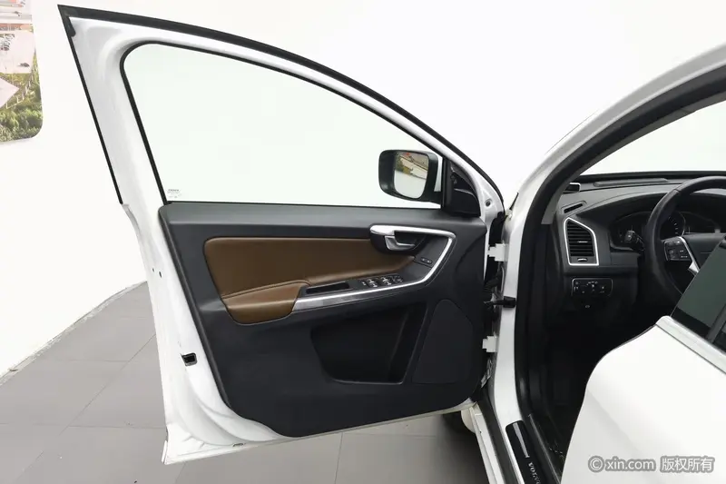 Volvo XC60 — фото 16
