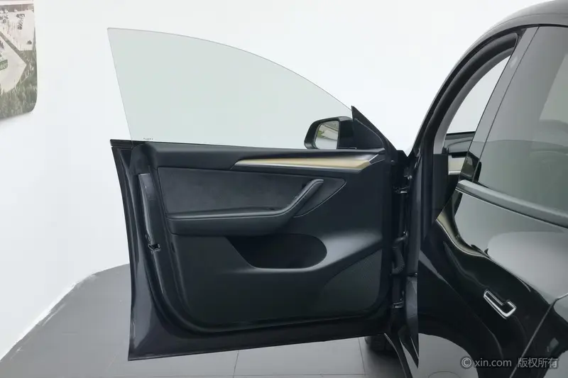 Tesla Model Y — фото 13