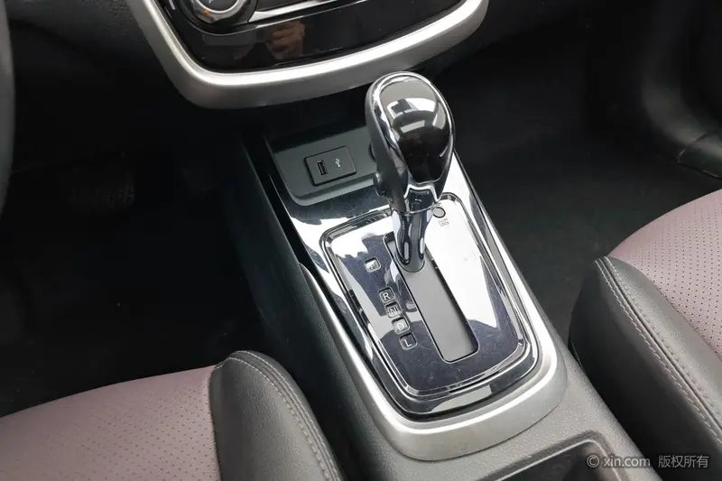 Nissan Tiida — фото 10